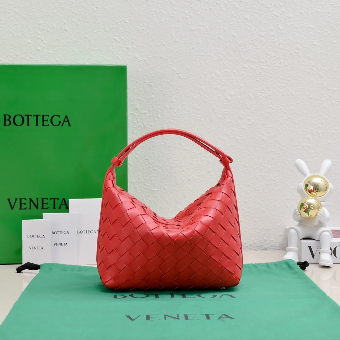 Batch 1360 #BvWallace Shoulder Lunch Bag 🔥 A lunch box bag that you can just grab and go. It is made of classic intrecciato weaving technology and reflects the craftsmanship of Bottega. The entire bag is made of top-grade happa lambskin. It is very soft and lightweight. The small bag shape is cute and exquisite. The interior capacity is also very large and can be carried under the arm. It is quite practical! The bottom of the bag is made of gold metal to prevent wear and tear. The details are really good! Choose this elegant commuting bag for Zaoba people~ Size: 22x13x9.5, model number; 7748#